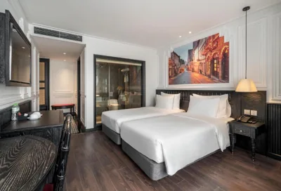Habitación con dos camas individuales y vistas a la ciudad — Luxe Paradise Suites Hotel & Spa